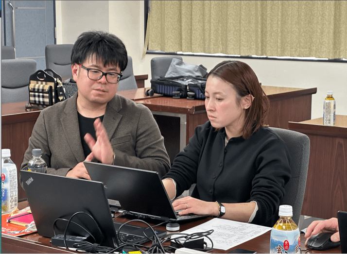 講師（弊社CTOの中利弘）の指導を受け、ノーコードでのアプリ開発に取り組む参加者