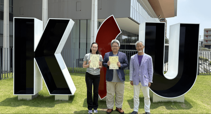 履修証をもたれた藤井教授・聞間教授(左端から) インタビュアーの坂口(右端)