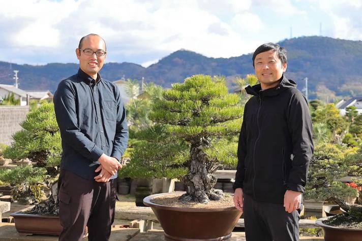左:北谷養盛園4代目の北谷隆一氏 / 右:盆栽エージェンシーの玉井謙二氏