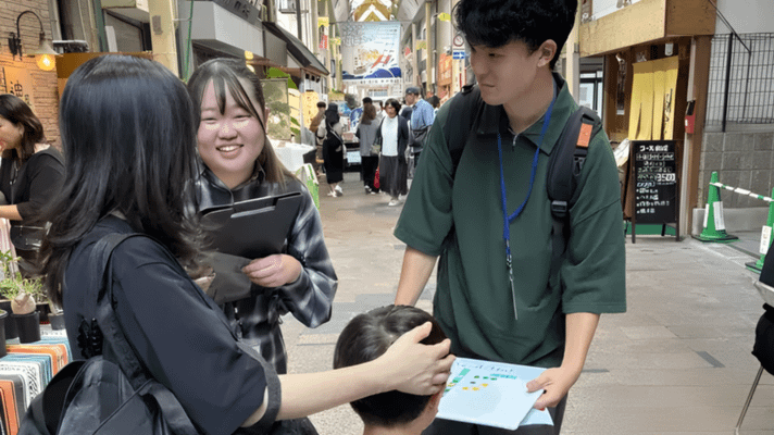 フィールドワークで親子にアンケートをとる様子 