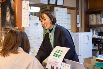 丁寧な店頭コミュニケーションの様子